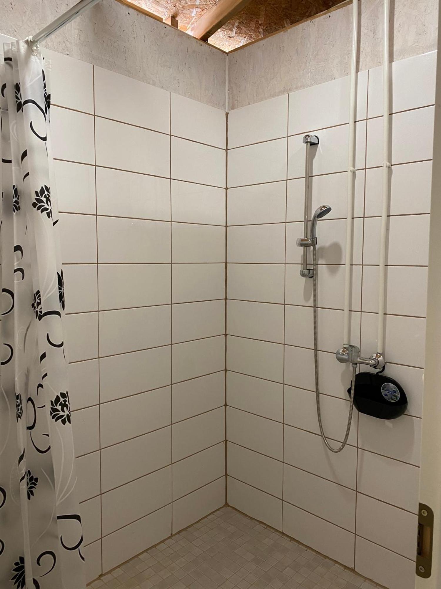 Marika Puhkekuela - Metsanurga Oeoemaja "Shared Bathroom" Nova 外观 照片
